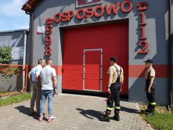 Remiza Ochotniczej Straży Pożarnej w Osowie z nową bramą